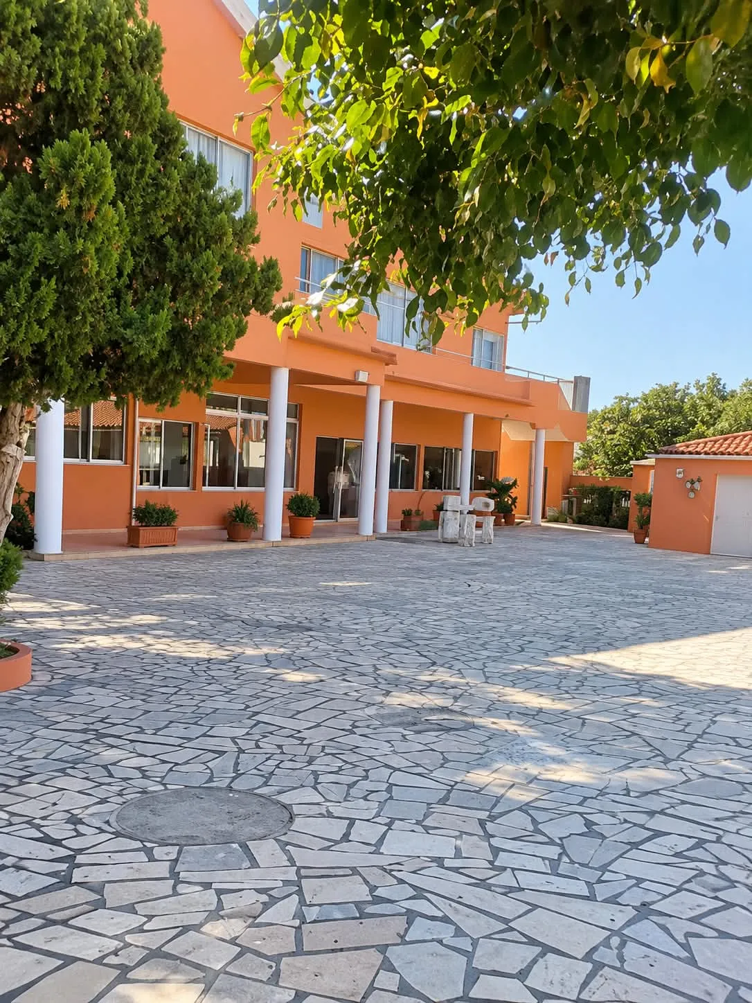 Fachada da quinta e pátio em calçada