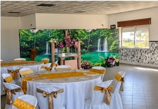 Sala com painel de cascata e mesas postas